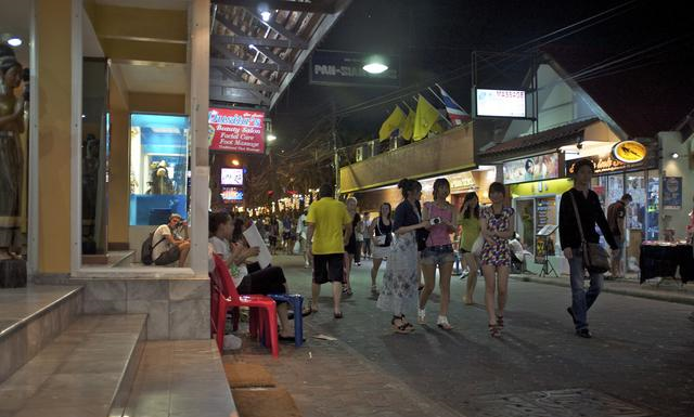 中国游客赴泰国旅行，这个行为被当地怒斥驱赶，太不尊重人了休闲区蓝鸢梦想 - Www.slyday.coM