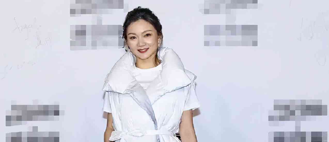 39岁陈婷成张艺谋骄傲无袖棉服配小黑裤一身黑白配清纯极了