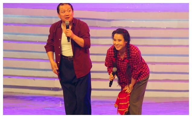 谢广坤因为作妖成名,但扮演者唐鉴军生活中却是一个非常稳重的人.