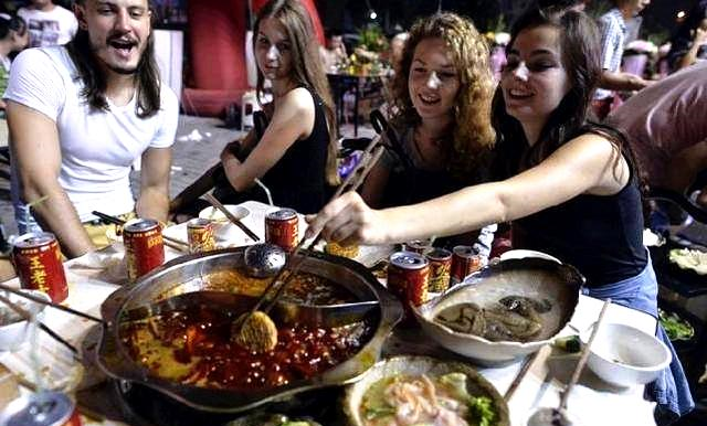中餐在美国走红,当地发明“筷叉”解决就餐问题,果然吃货都一样 中餐在美国走红,当地发明“筷叉”解决就餐问题,果然吃货都一样