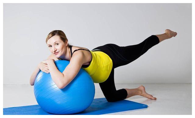 怀孕9个月还在举铁要不是肚子上的妊娠纹都不敢相信她怀孕了