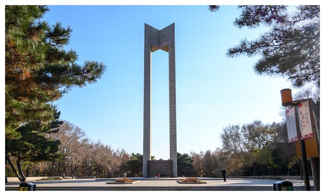 长春地标建筑之一:长春解放纪念碑,高30多米,仿佛一座巨门