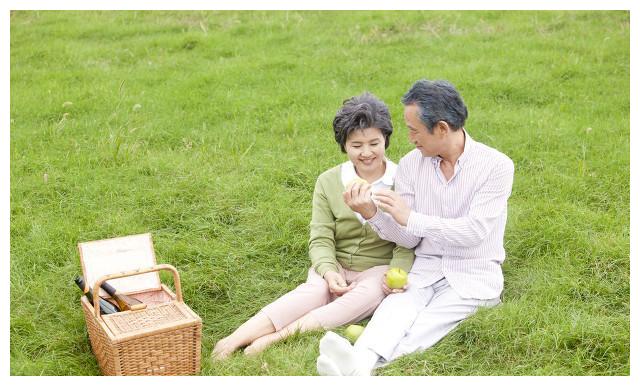 张大爷退休金2500 有几个退休金八九千的老人却特别羡慕他 退休金 老伴 退休 新浪新闻