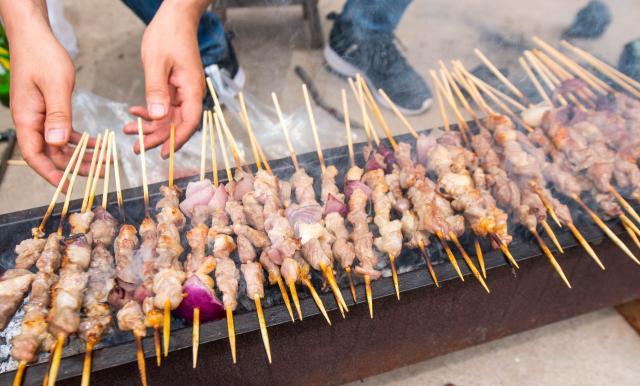 自家农村小院烧烤:肉菜全部自己买自己串,经济实惠过程快乐__财经头条