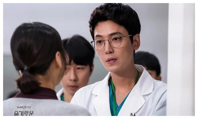 郑敬淏凭机智的医生生活大红无望曾被吐槽配不上女朋友秀英