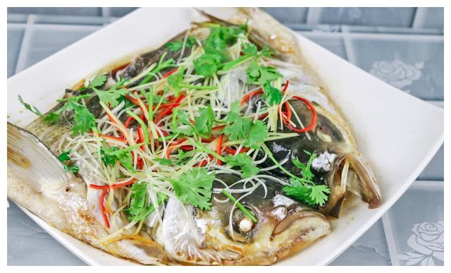 清蒸鱼头怎样做最好吃大厨教你一招这样做不腥不腻味道鲜美