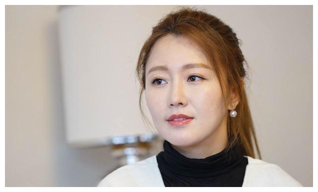 潘长江近照曝光日渐消瘦面容憔悴与女同框被当做老奶奶