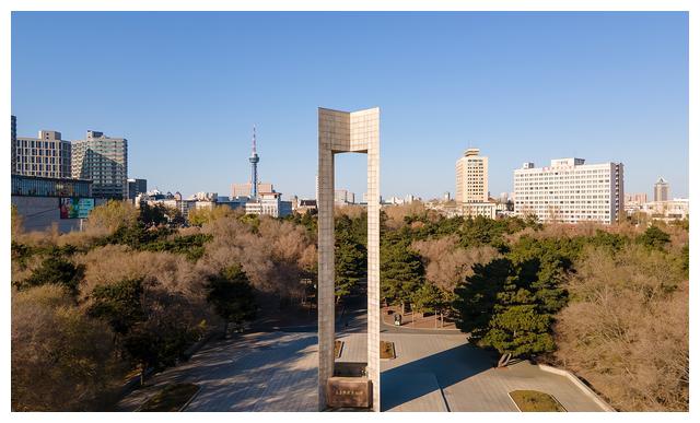 长春地标建筑之一:长春解放纪念碑,高30多米,仿佛一座巨门