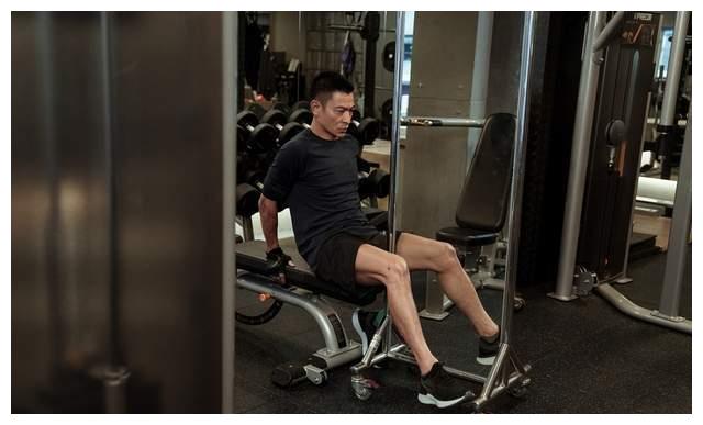 59岁刘德华做运动体型均称肌肉漂亮网友年轻20岁不是梦