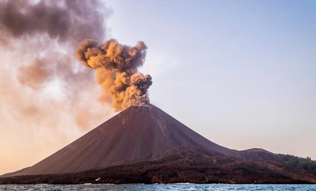 沉睡300年的日本富士山,如果被大地震唤醒,对日本将是灭顶灾难休闲区蓝鸢梦想 - Www.slyday.coM 沉睡300年的日本富士山,如果被大地震唤醒,对日本将是灭顶灾难休闲区蓝鸢梦想 - Www.slyday.coM