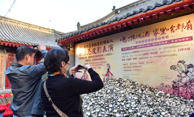 西安最热“摔碗酒”5元一碗,有人连干10个,因摔太猛碗弹回来!|西安|永兴坊|岚皋县_新浪新闻