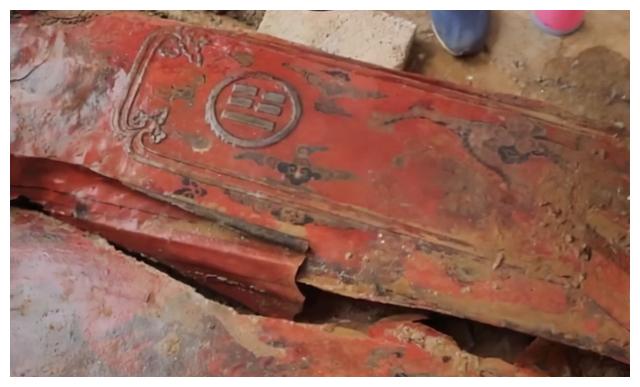 贵州瓮安发现神秘古墓，棺椁表面流出红色液体，墓里却另有乾坤休闲区蓝鸢梦想 - Www.slyday.coM