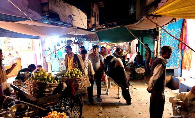 印度为什么纵容牛？允许它在街上自由溜达，连车都要给它让路休闲区蓝鸢梦想 - Www.slyday.coM