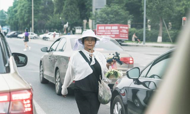 见过这样卖花的吗?成都街头,这是谁的妈快领走!休闲区蓝鸢梦想 - Www.slyday.coM 见过这样卖花的吗?成都街头,这是谁的妈快领走!休闲区蓝鸢梦想 - Www.slyday.coM
