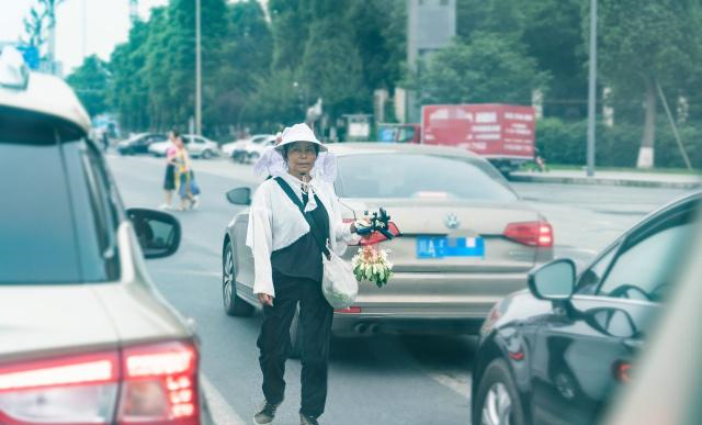 见过这样卖花的吗?成都街头,这是谁的妈快领走!休闲区蓝鸢梦想 - Www.slyday.coM 见过这样卖花的吗?成都街头,这是谁的妈快领走!休闲区蓝鸢梦想 - Www.slyday.coM