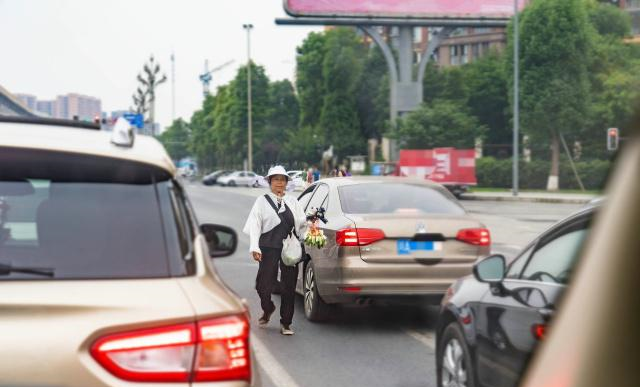 见过这样卖花的吗?成都街头,这是谁的妈快领走!休闲区蓝鸢梦想 - Www.slyday.coM 见过这样卖花的吗?成都街头,这是谁的妈快领走!休闲区蓝鸢梦想 - Www.slyday.coM