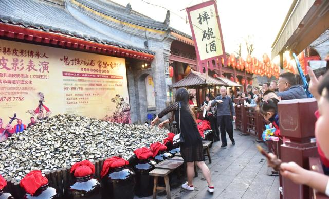 从红极一时到酒凉凉,网红“摔碗酒”,这一年经历了啥?|永兴坊|酒坛|游客