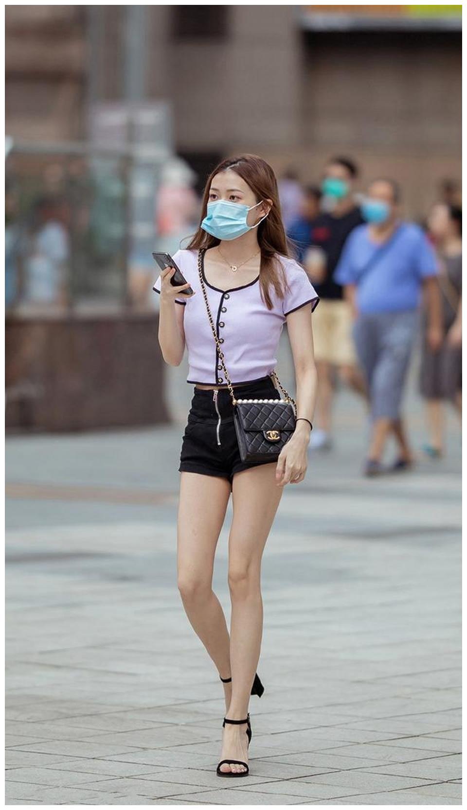 黑色牛仔短裤,搭配一双黑色一字带粗跟凉鞋,简约大方