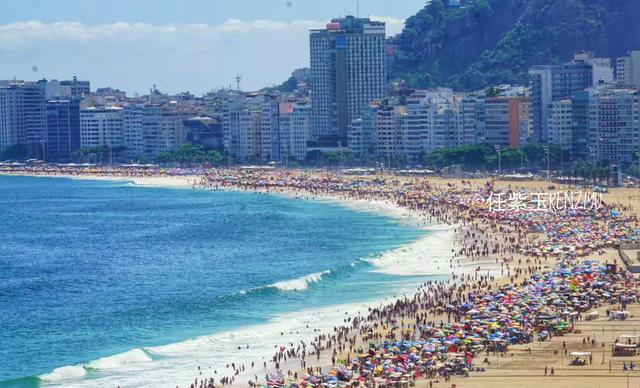 沿着海岸线的风景独好,海水蔚蓝,浪花雪白,沙滩洁净松软,来到巴西的