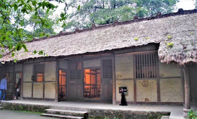 成都杜甫草堂唐代破烂不堪如今占地300亩茅屋有客厅和书房