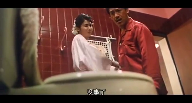 衰鬼撬墙脚:美女去上厕所,谁料马桶上竟有鬼在,这下完了