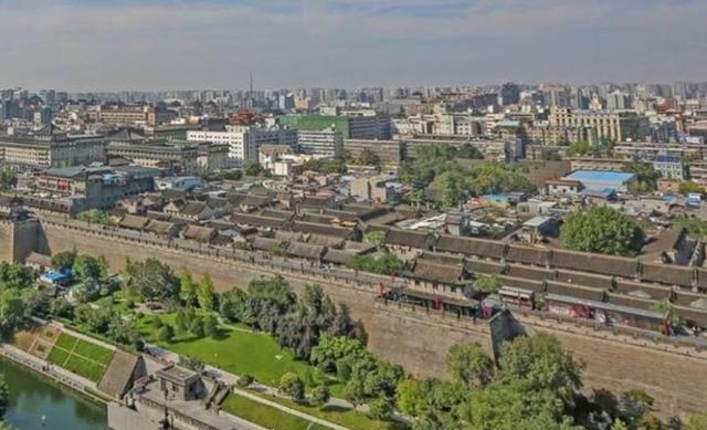 7公里,是中国保存最完整的古代城墙,城墙内人们习惯称为古城区,面积不