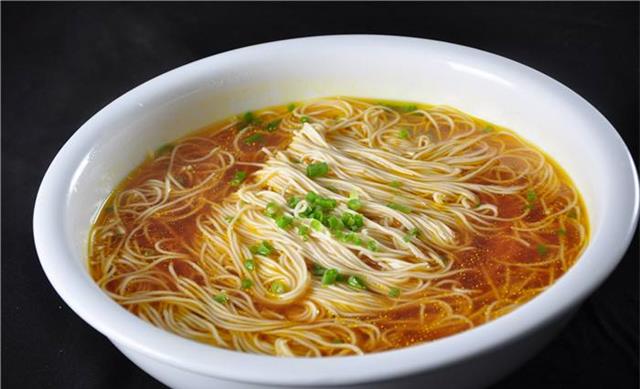 一碗汤面条好吃与否关键就在这碗汤里在汤底中要做足文章