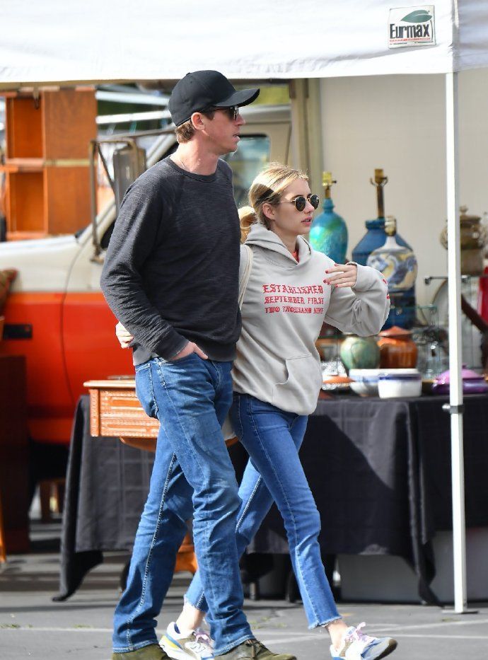 艾玛罗伯茨和男友同框,两人穿着舒服又自然,情侣"最萌身高差"