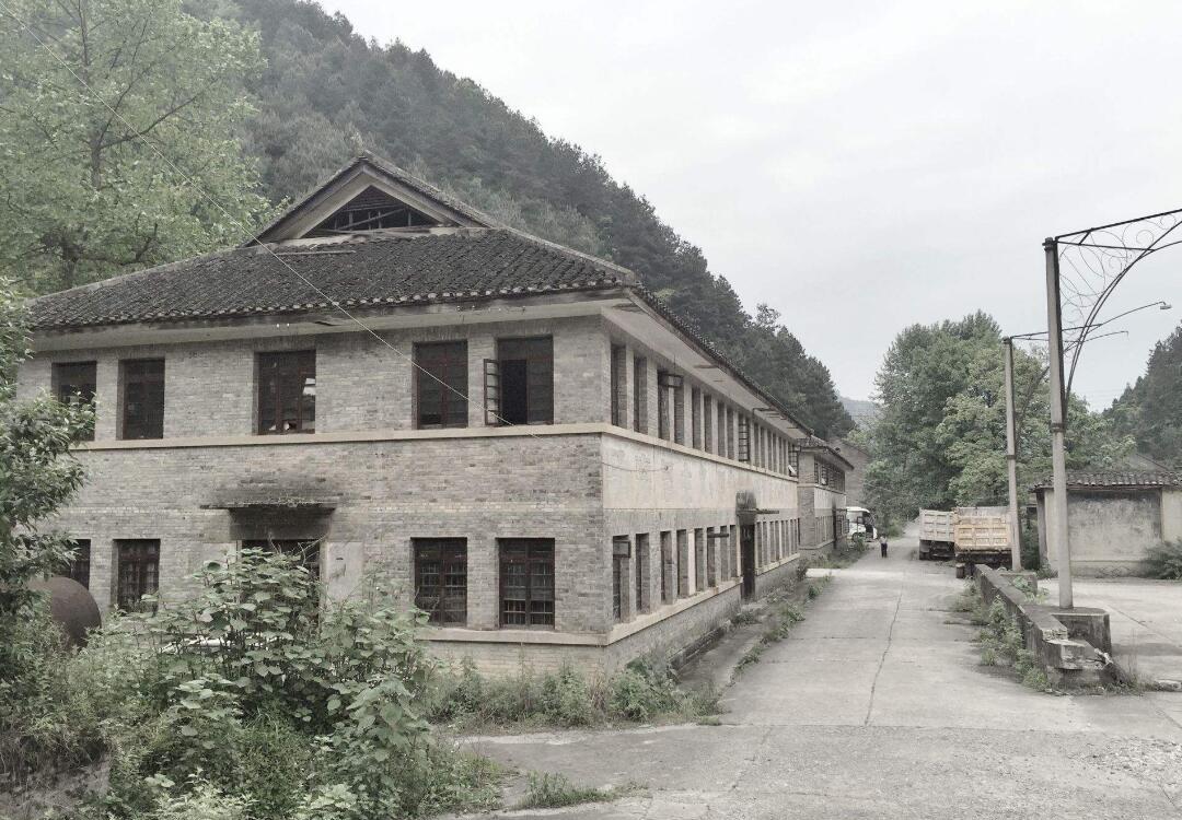 这里更是迎来了现代化的改造,也越来越繁华,开采40年来,丹寨汞矿为