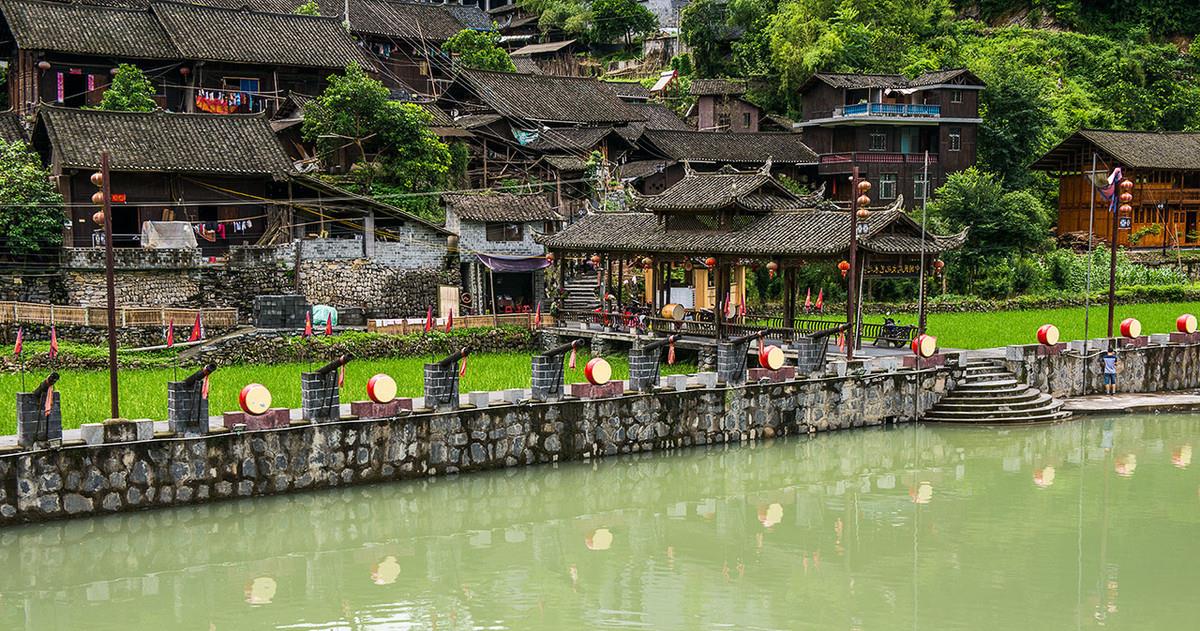 墨戎苗寨又名龙鼻嘴村,坐落于湘西古丈县,距凤凰古城大约80公里,"墨戎