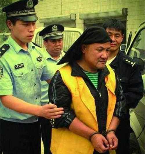 《征服》刘华强原型,现实中比电视上还狠,弟弟被欺负他手刃仇家 .