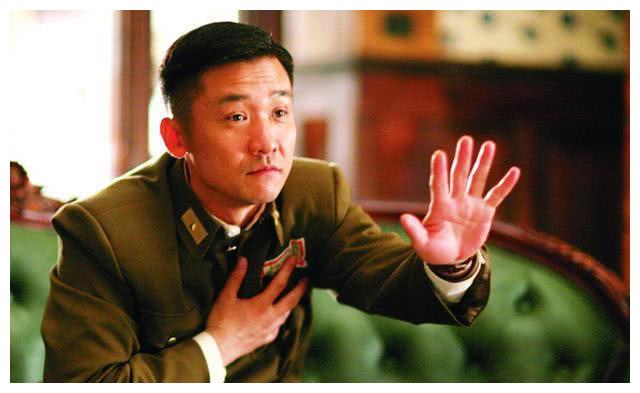 他被自己老婆捧13年,成名后却另寻新欢,今前妻嫁入豪门他仍单身