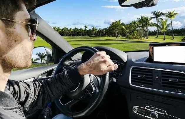 单手开车安全隐患重重