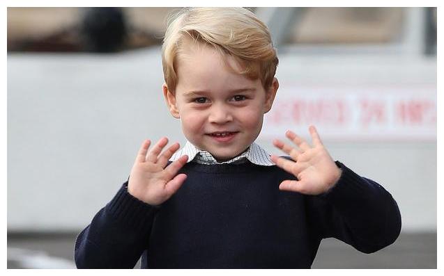 圆领的衬衫和polo衫都是小王子最常见的穿搭,英国王室对于王子公主们