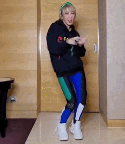 李玟跳螃蟹舞舞姿魔性搞怪表情俏皮可爱