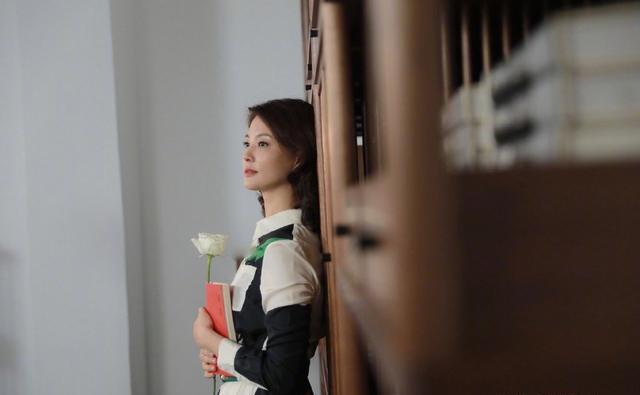 刘芳菲央视最美主持不白叫,穿大衣独自看展,天然的头额骨美翻了_高清