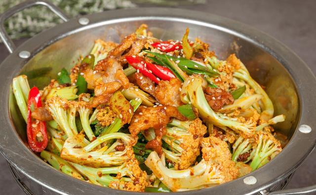 做干锅花菜,先焯水还是先过油?