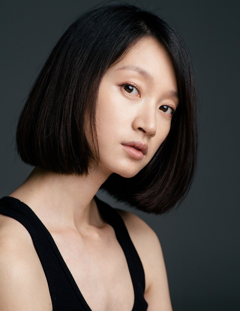 沈佳妮浑身散发着纯净的气质,非常有文艺范!__财经头条