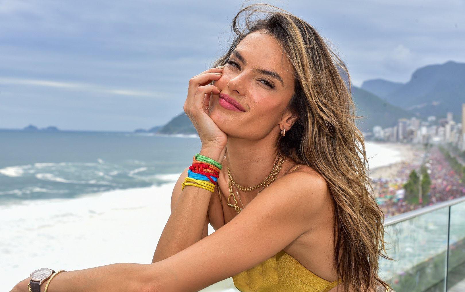 亚历山大·安布罗休穿金色比基尼秀身材,背景太美,宛如大片