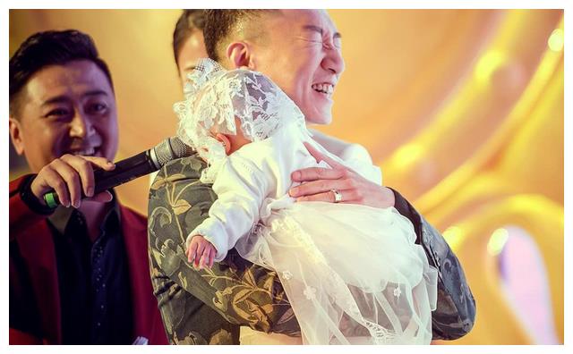 奶爸孙红雷晒3岁女儿照片小家伙举手呆萌比耶背影超可爱