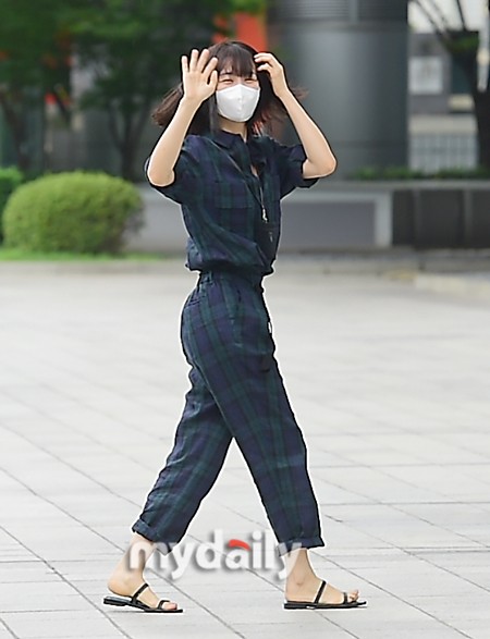 朴河宣出演节目穿连体格子装气质可爱