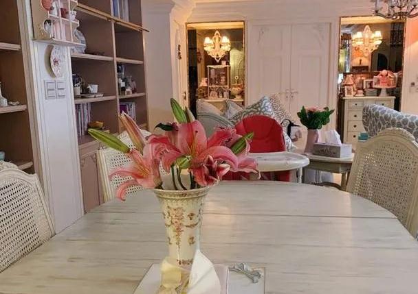 52岁伊能静晒照炫豪宅家装品味高级满墙都是珍贵瓷器