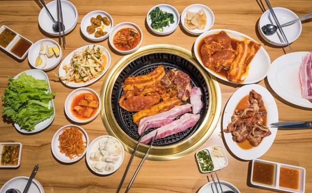 看完韩国饮食文化吃这道吃饭不配菜倒酒有规矩越热越爱喝汤