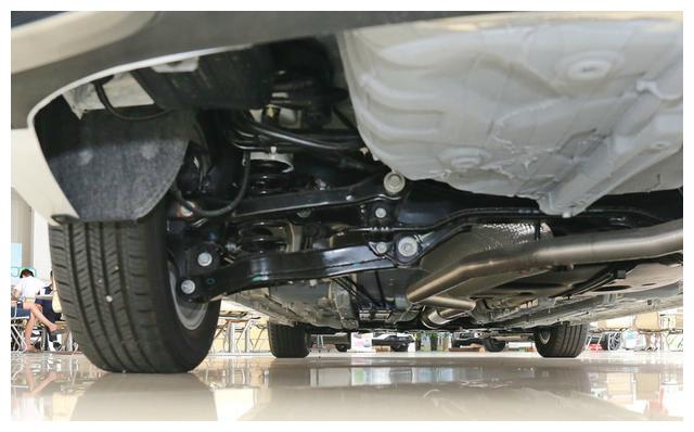 这款车的底盘调教比较不错,在车内能够明显感受到底盘部分的减震过滤