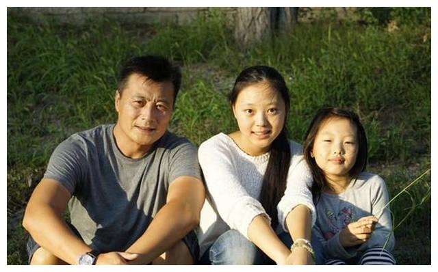 "穷小子"任程伟娶了上戏同学黄蕾,现在一家三口生活