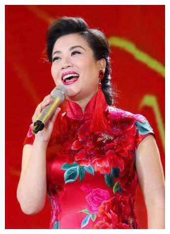 52岁的张也:干妈李谷一,登25次春晚,离异后至今未婚无子女|关锦鹏