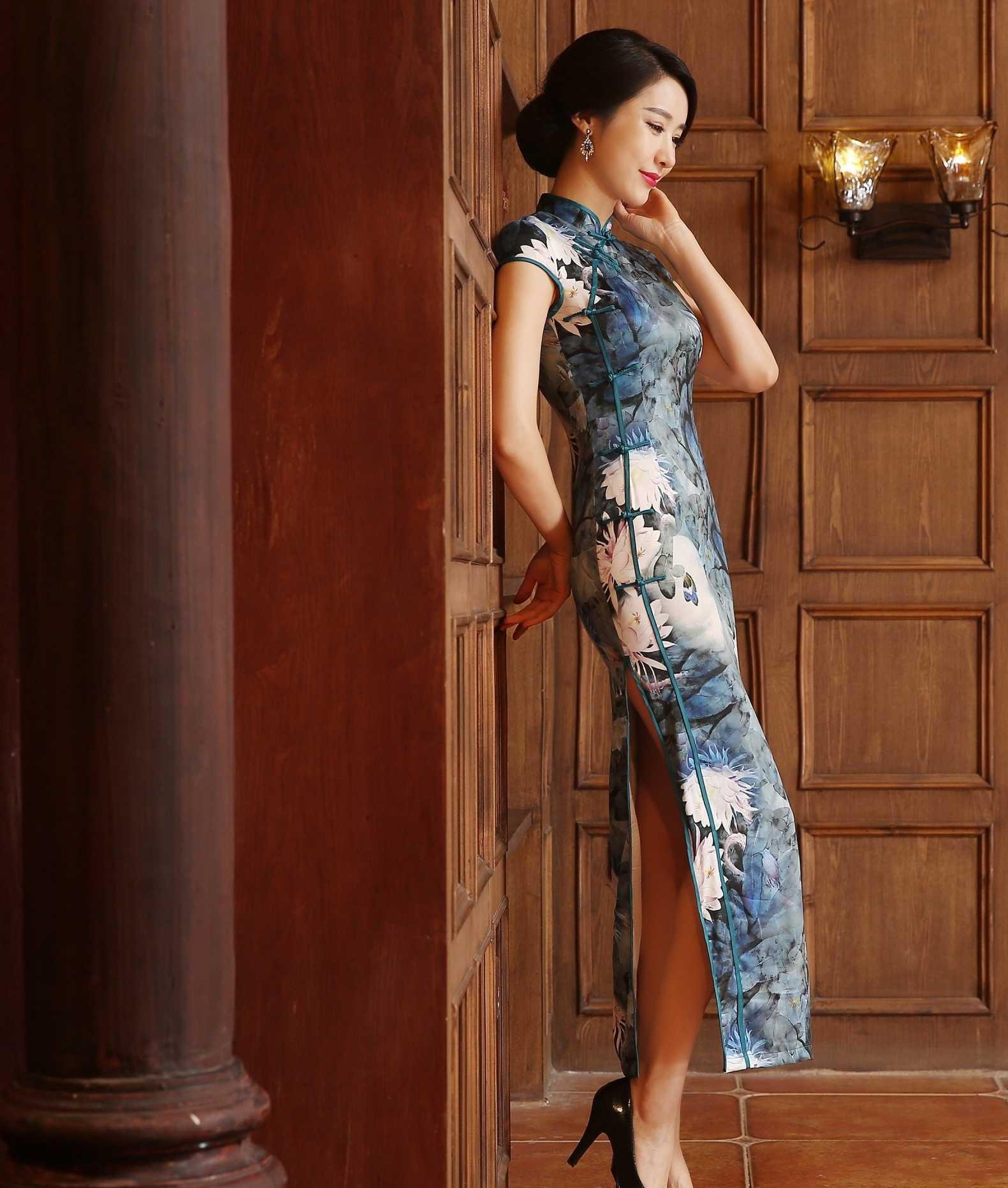 气质高贵典雅的印花旗袍美女,搭配一双黑色高跟鞋更显高挑身材