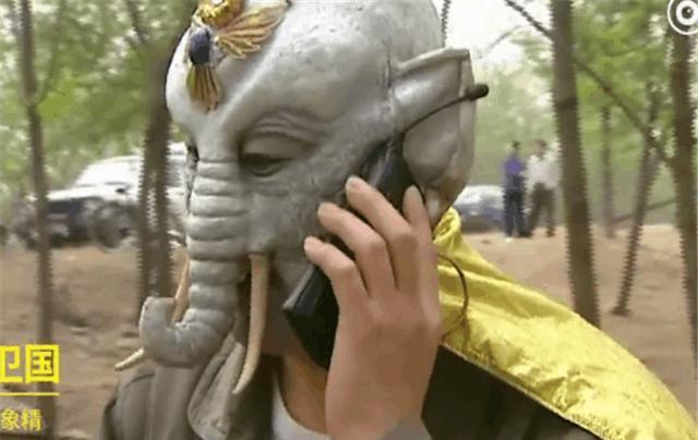 《西游记》拍摄幕后:片场开车的唐僧,被吊在半空的六小龄童