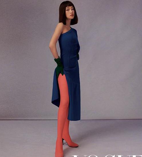 蓝盈莹杂志大片曝光撞色装扮新颖又摩登齐刘海复古感十足