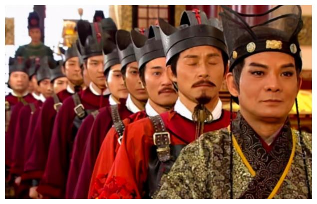 古代官员上朝有多惨？天不亮就得起床，小官只准步行，迟到要挨打